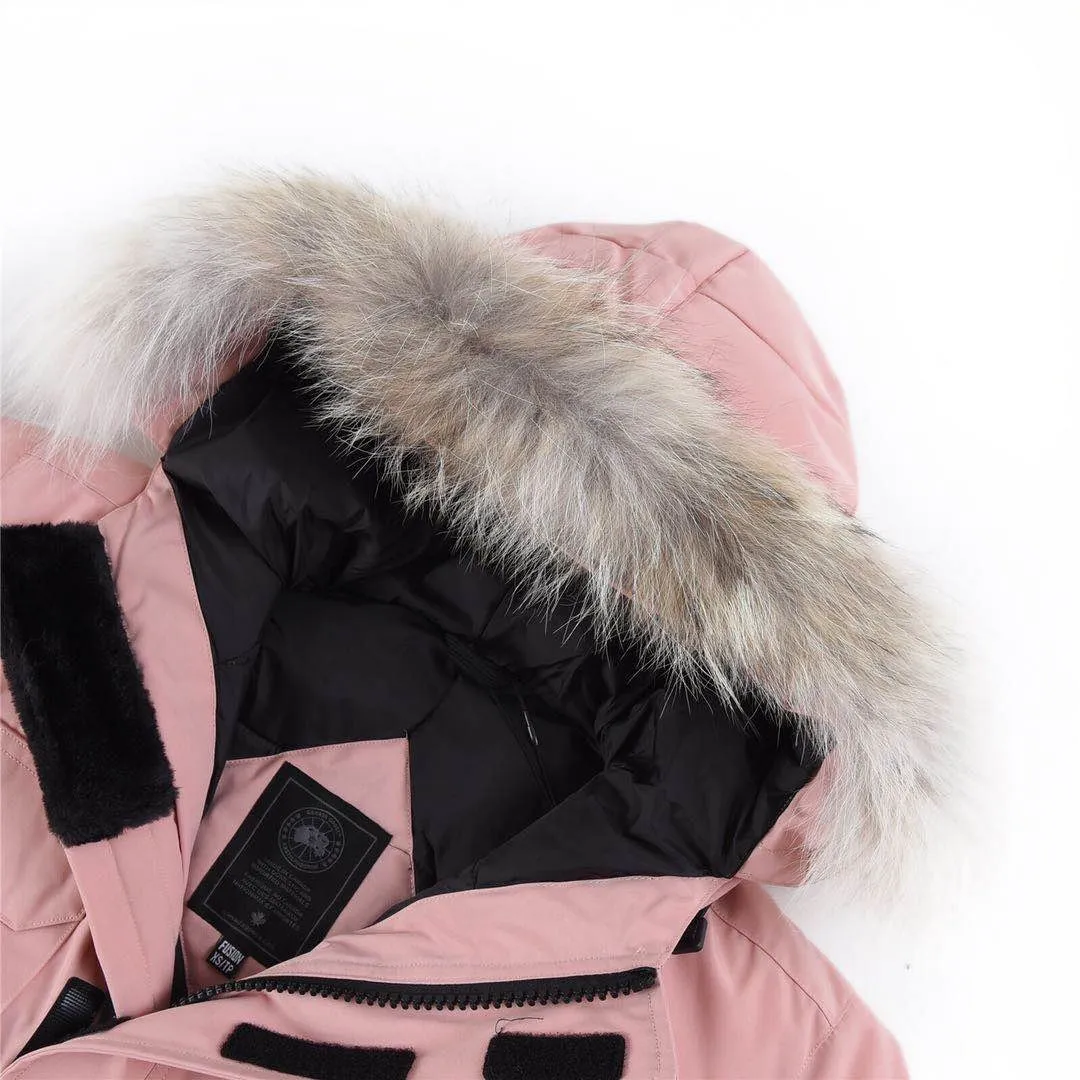 P780 with dust bag) Canada Goose Canada Goose #Expedition expedition parka classic down jacket ➖ Imported 21-count polyester-cotton blended original fabric [last year’s 16-count/18-count hard fabrics have been completely eliminated, this year all use 21-count genuine synchronized fabrics, the soft mid-band feels delicate and textured], genuine synchronized Feather-Light 10D waterproof coated fabric, made of 84.5% polyester fiber and 15.5% cotton, 100% the best feel in the entire network! ➖ The genuine official website is synchronized with the national standard 80 white duck down, you can check the official website customer service, there will never be a series of misleading claims such as 90 down or goose down! ➖ Using the best nylon lining with double double-layer sealing design, velvet-proof No. 7 needle + grid-filled down ready-made garments, there is 100% no so-called velvet running! ➖ The cuffs are designed with thickened seamless threads, and the collar and pockets are lined with top-quality polar fleece to keep you warm and comfortable! ➖ Yoshida YKK provides original custom-made electroplated sliders. YKK two-way lockable zippers are tight and smooth and will not peel off paint! ➖ 3M composite guarantees that the Velcro is the same as the original, durable, and all accessories and hardware are custom-made! ➖ Imported BEHRINGER embroidery machine to customize the 10,000-needle embroidery logo, 98% of which can be reproduced to restore the original logo. You can check and compare on the official website! ➖ The fur collars are all made of large pieces of Western Canadian blue wolf hide, ensuring that each fur collar is 13-15cm wide! 08 models for men and women SIZE: XS S M L XL XXL